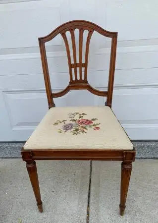 VINTAGE WOODEN CHAIR