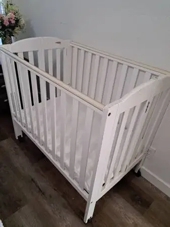Portable baby crib