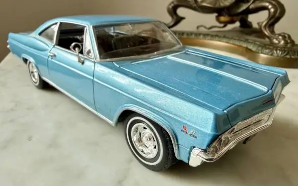 Welly 1/24 Diecast 22417W - 1965 Chevrolet Impala SS 396 - Light Blue