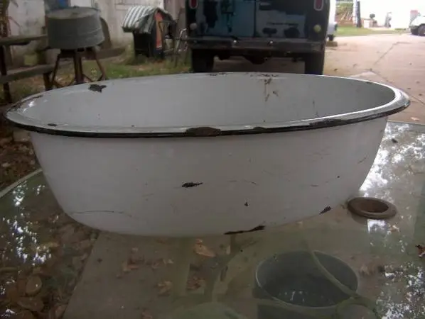 ANTIQUE PORCLAIN BABY WASH TUB