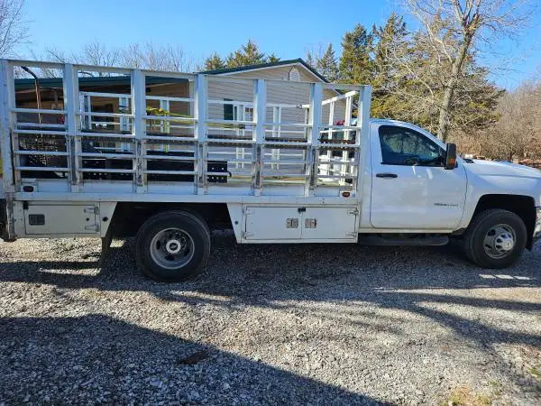 2016 chevy silverado 3500HD tommy lfit gate 2nd owner