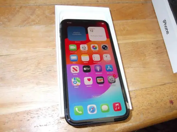 apple iphone new in box, dual cameras,ios 26, 6.1 screen,64gb,  6.1