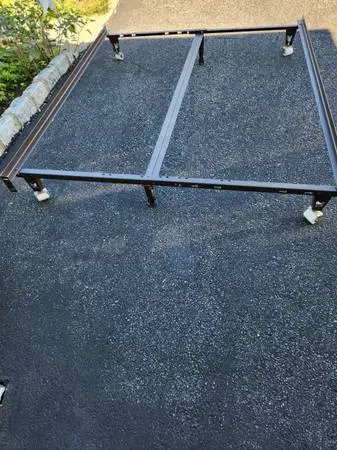 Bedframe Adjustable To Twin-Full or Queen With Center Supt on Rollers