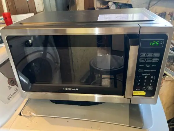 900 watt countertop microwave guaranteed like brand new