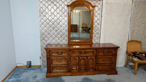 Dresser w mirror & night stands