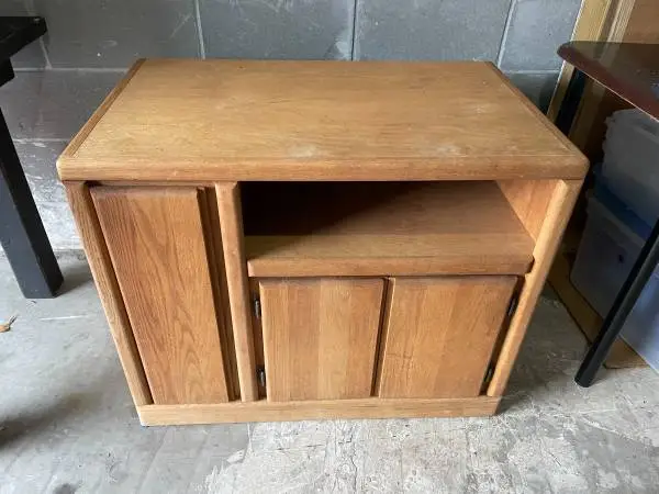 Solid Wood TV Stand -( size: 33x 20x 27.1/2in high )- Used