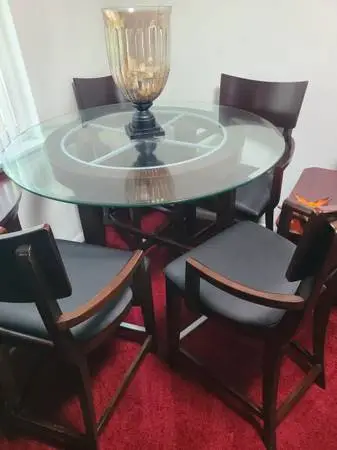 DINING TABLE FOR FOUR IN EXCELLENT CONDITION AVAILABLE!!!
