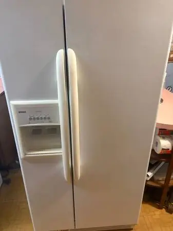 Like new Kenmore white 22 cu ft ice and water indoor glass shelves