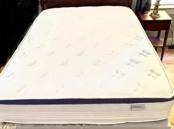 Full / Double plush memory foam mattress in excellent condition