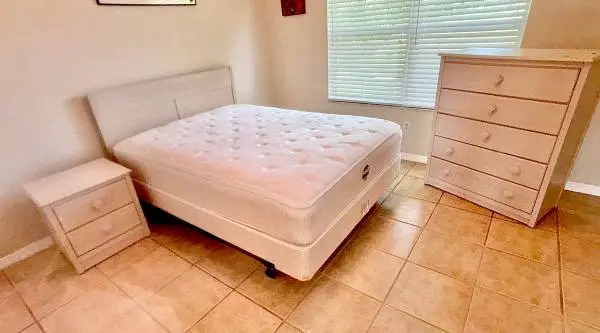 Like New Queen Bedroom Set