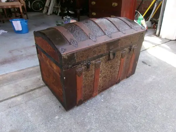 100 YR OLD PIRATES DOME TRUNK W/INSERT (PIC)