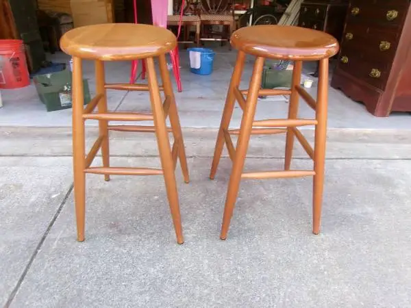 LIKE NEW 2 IDENTICAL WELL MADE BAR STOOLS (PIC)