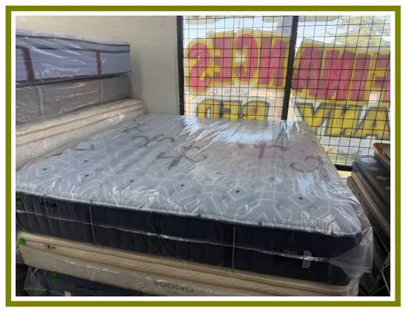 KING & SIZE STEARNS & FOSTER ESTATE MATTRESS & BOX SPRINGS BED SET