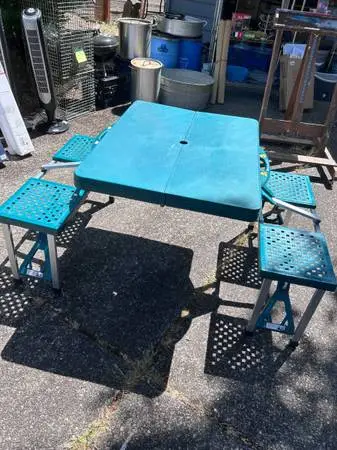 Folding suitcase picnic table and chair set
