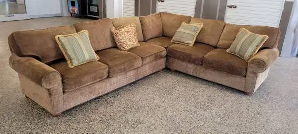 Large Sectional (I CAN DELIVER)