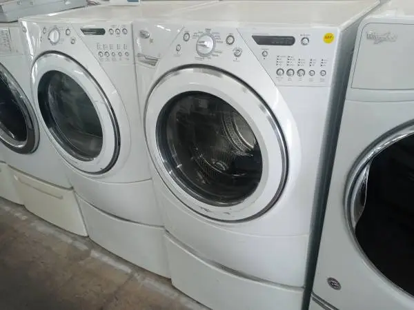 ★Whirlpool Duet front load washer and dryer set on pedestals