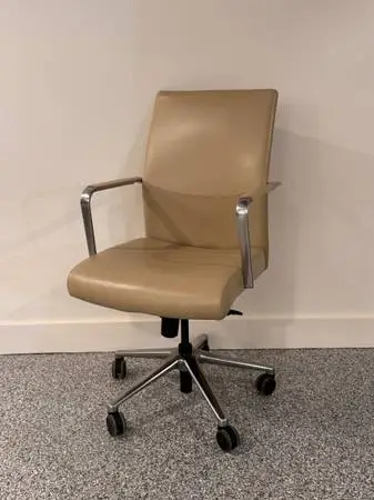 Set of 6 Keilhauer Vanilla Conference Chairs - Genuine Leather - Pre