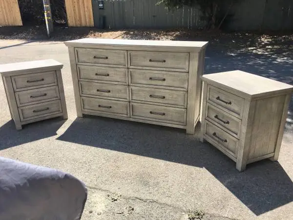 ••••Dresser & Matching Nightstands ****