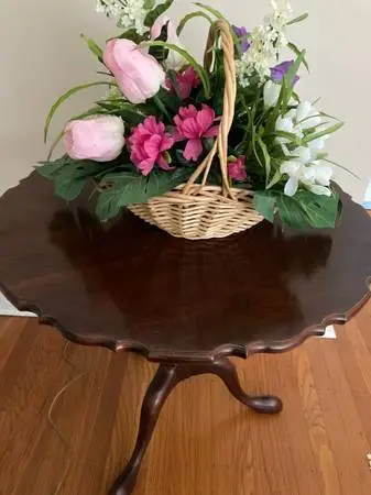 Round Cherry Pedestal AccentTable with pie crust - like Edge Molding