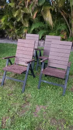 4 Folding Patio Chairs