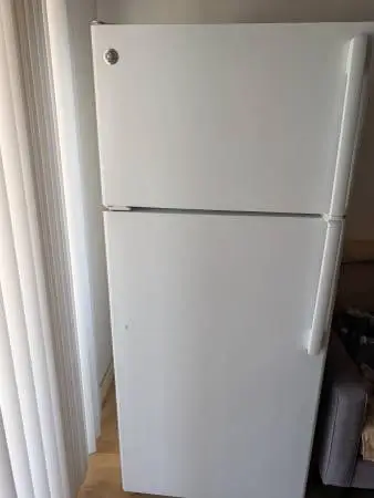 working GE 17.5 Cu. Ft. Top-Freezer Refrigerator GTE18GTHWW