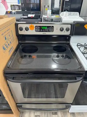 Hotpoint 30”W Freestanding Glasstop Electric Range With Excellent Condition