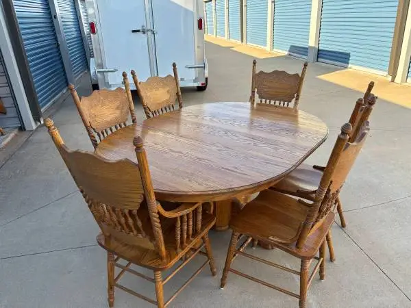 Beautiful 7 Piece Solid Oak Pedestal Table w/6 Sturdy Solid Oak Chairs