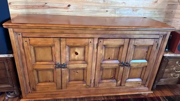 Broyhill Buffet/Sideboard Solid Wood Beautiful Condition