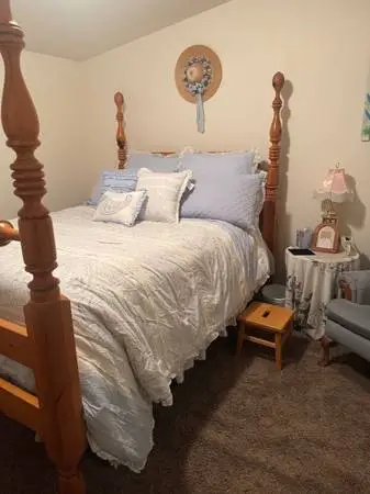 Queen Bed 4 Poster, Mattress & Box Springs