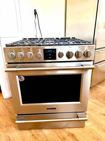 LK NEW 30” FRIDIGAIRE PRO 5 BURNER GAS RANGE