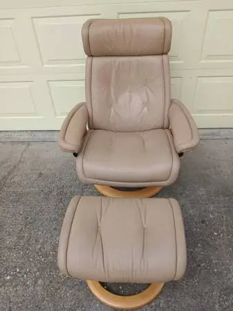 EKORNES STRESSLESS RECLINER AND OTTOMAN