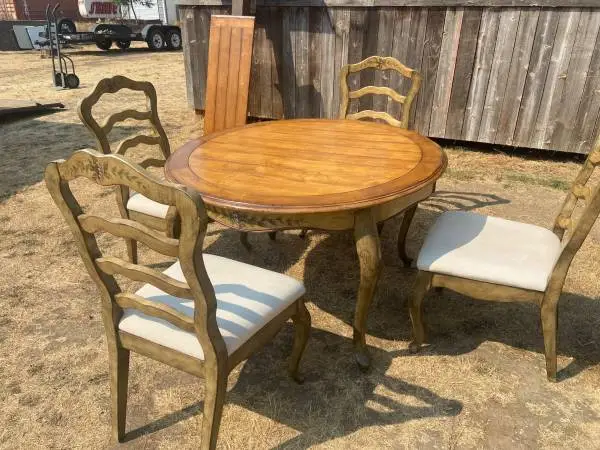 HOOKER VINYARD DINING SET