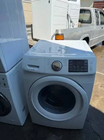 White Samsung  Front load washing machine, clean good working conditio