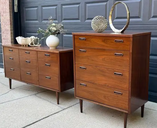 Beautiful  2  piece walnut mid-century dresser set with mirror