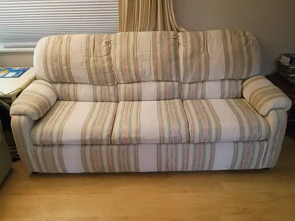 Queen Size Sleeper Sofa/ Pull Out Couch