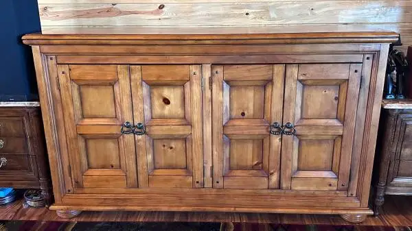 BROYHILL Sideboard /Buffet Solid Wood in Beautiful Condition
