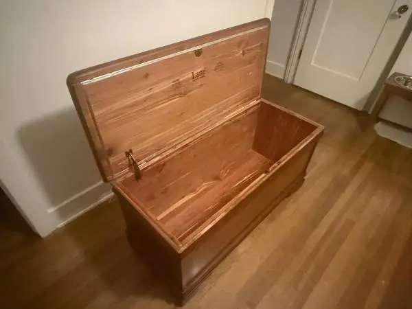 🪵 Vintage Lane Cedar Chest