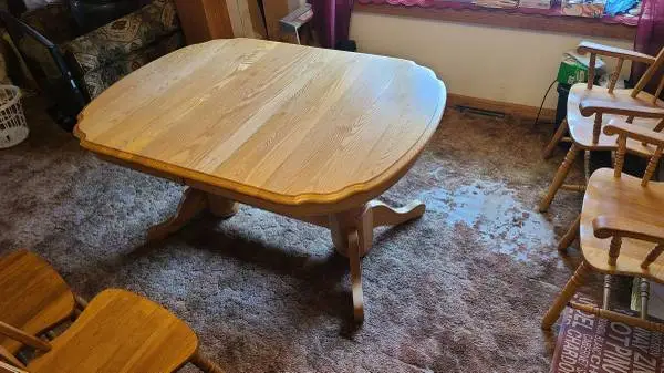 (MAKE OFFER)   Oak Dinning Room Table and China cabinet