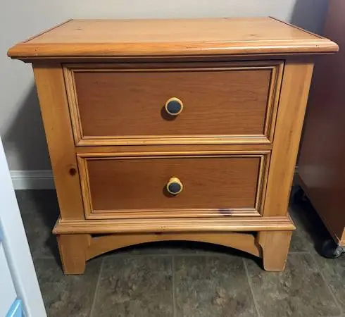 Nighstand in solid wood