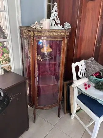 A CURIO Cabinet   FRENCH