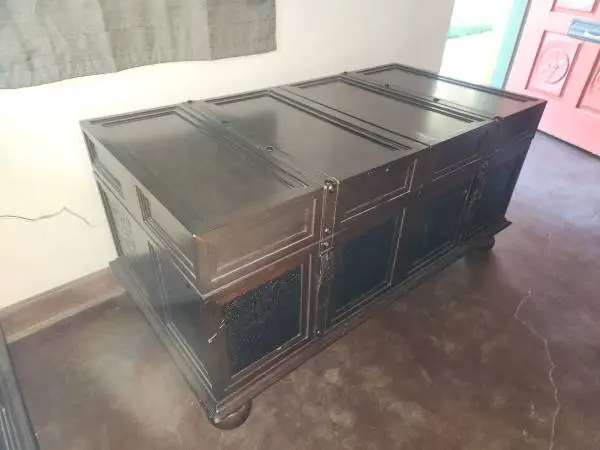 Sliding Blanket Chest