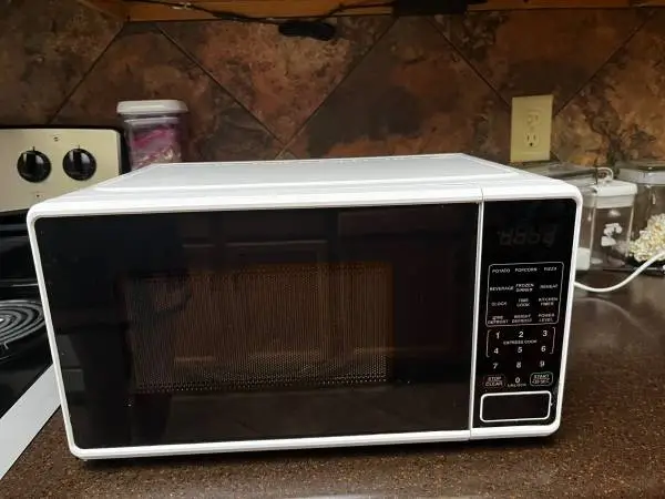 Mainstays 0.7 Cu Ft 700W Microwave – White – Excellent Condition