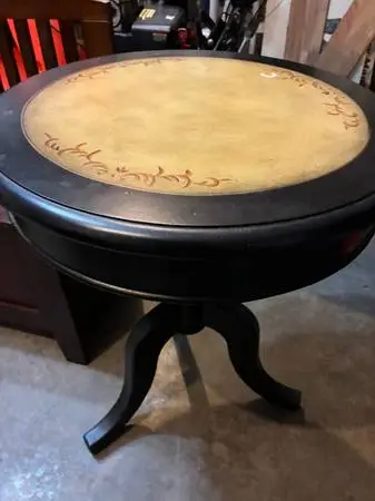 ROUND ACCENT END TABLE WITH COUNTRY STYLE SOLID WOOD