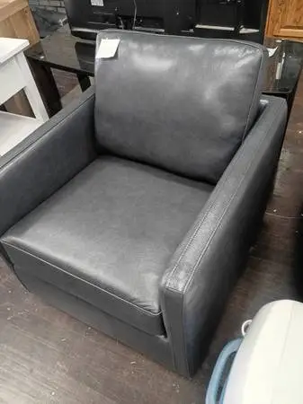 New living room chairs ( variety of them)