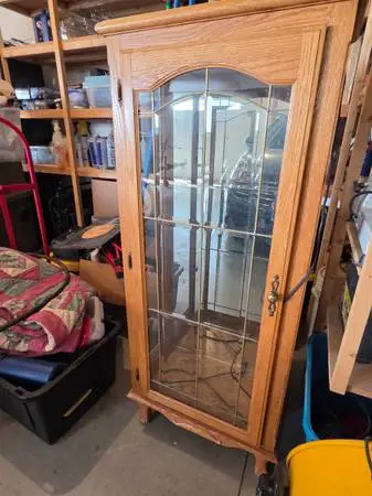Lighted curio cabnet