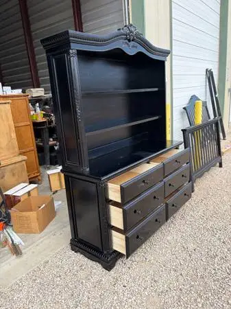 Beautiful Full-Size Black Bedroom Set 🖤