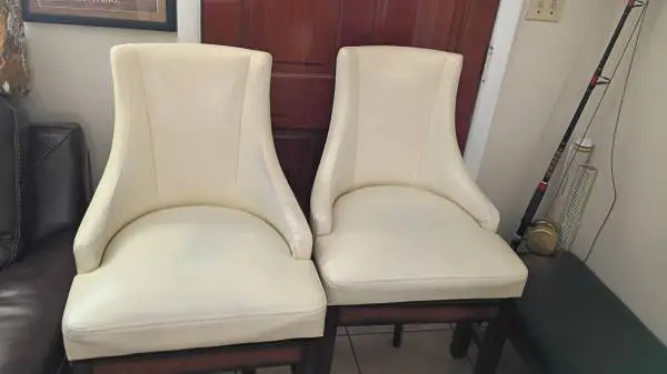@@ Selling ( 2 ) Beautiful leather barrel style Swivel bar Stools.good condition