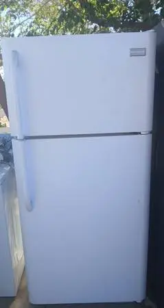 18 cu ft white Frigidaire fridge w delivery