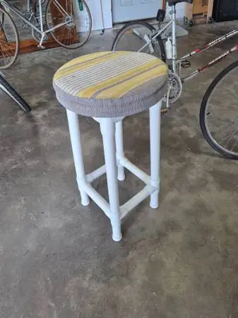 ONE SINGLE OUTDOOR BAR STOOL