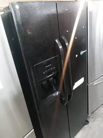 ★Frigidaire black side by side refrigerator
